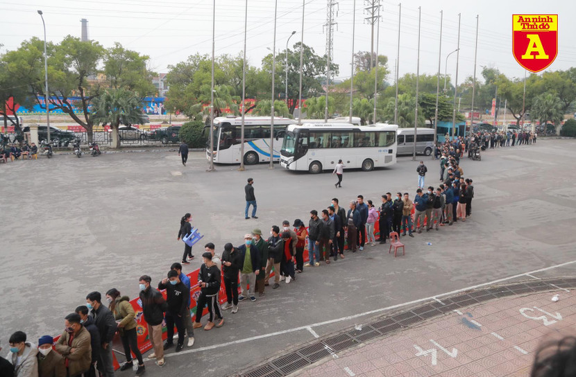 CĐV Phú Thọ xếp hàng dài chờ mua vé tại SVĐ Việt Trì CĐV Phú Thọ xếp hàng dài chờ mua vé tại SVĐ Việt Trì