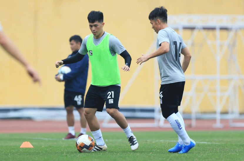 Đình Trọng (trái) trở lại cùng Hà Nội FC