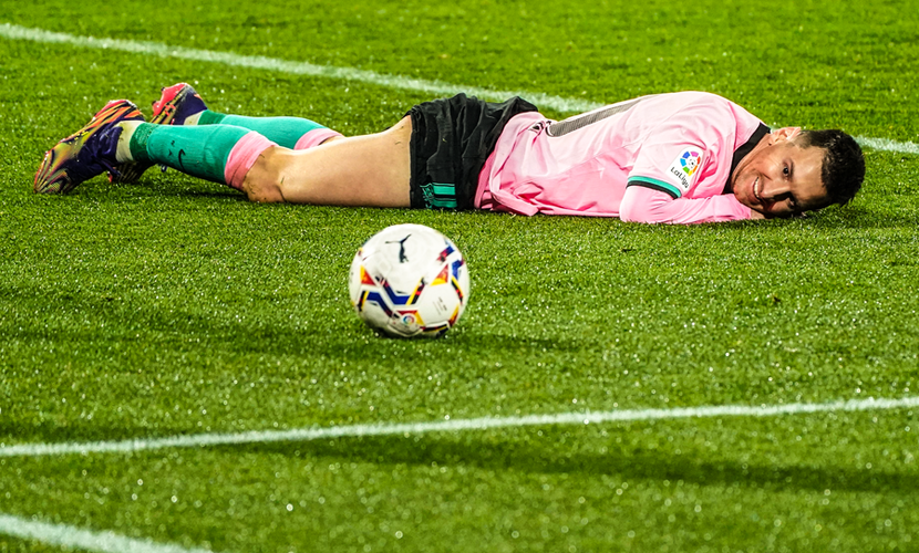 Messi thích thú ngắm nhìn quả bóng sau khi lập siêu kỷ lục Messi thích thú ngắm nhìn quả bóng sau khi lập siêu kỷ lục