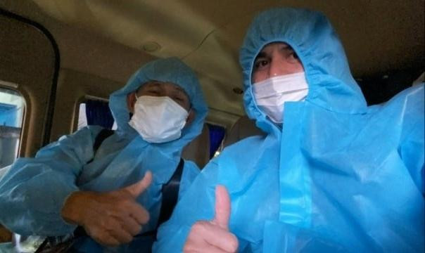 Hình ảnh đầu tiên của HLV Kiatisak (phải) tại Việt Nam