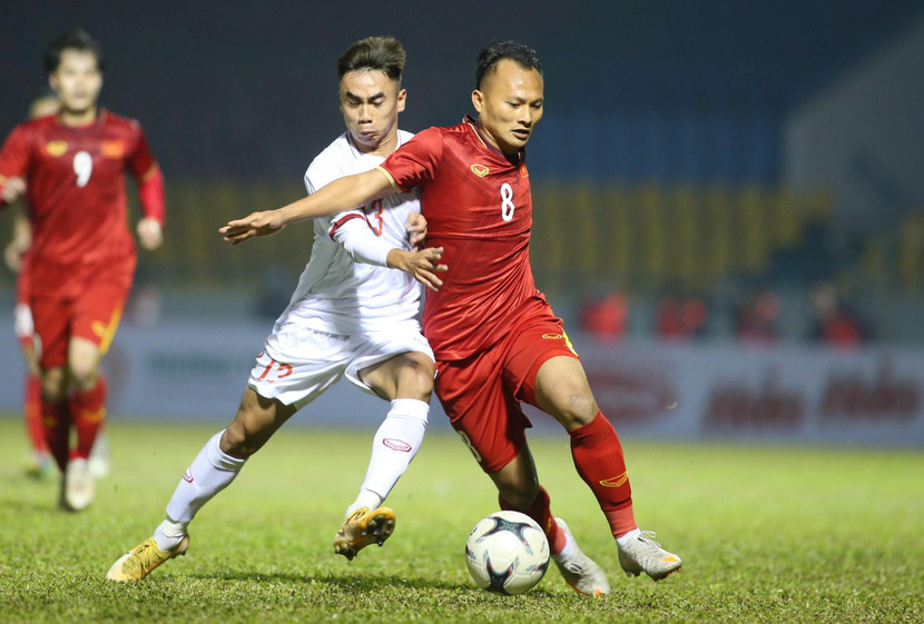 ĐTVN (đỏ) chơi không quá lấn lướt trước U22 VN (trắng)