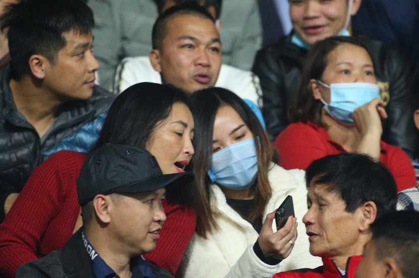 Tô Ngọc Viên Minh (người cầm điện thoại) Tô Ngọc Viên Minh (người cầm điện thoại)