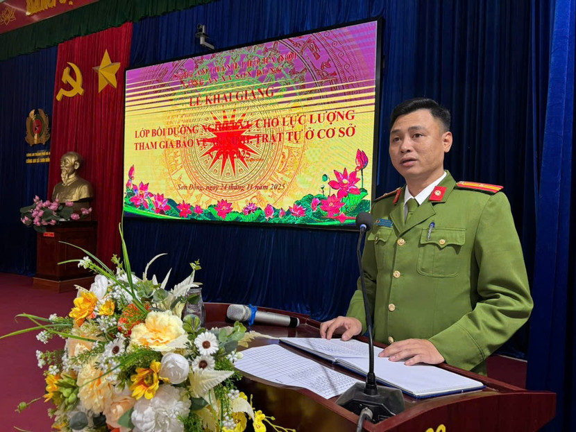 Thiếu tá Vũ Trần Trung - Phó trưởng Công an xã Sơn Đồng phát biểu khai mạc lớp bồi dưỡng nghiệp vụ cho lực lượng ANTT ở cơ sở