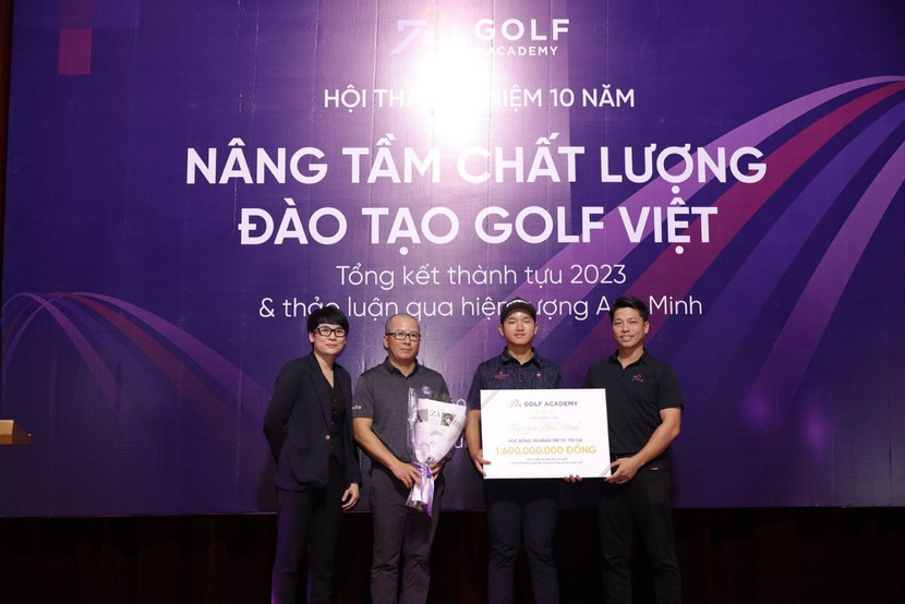 Golfer Nguyễn Anh Minh (thứ hai từ phải qua) nhận học bổng 1,6 tỷ đồng