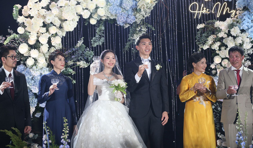 Bố mẹ cô dâu và bố mẹ chú rể cùng nâng ly chúc phúc và cảm ơn quan khách tại tiệc cưới