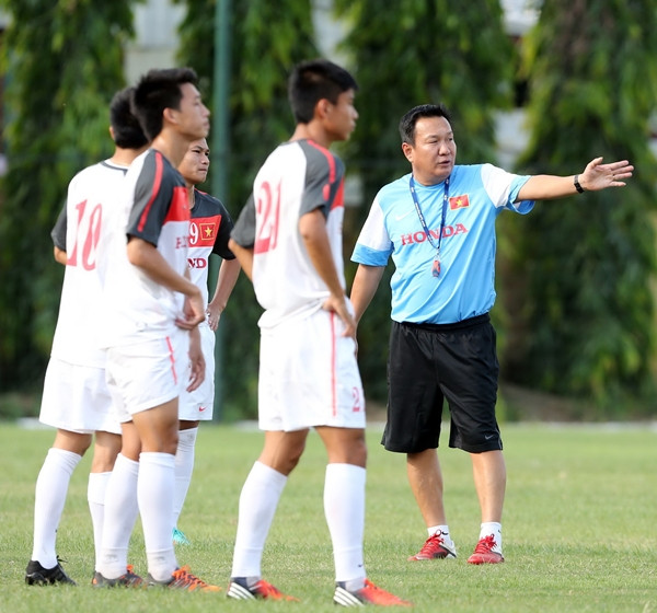 HLV Hoàng Văn Phúc phải ở lại ĐTVN thêm 3 tháng ảnh 1