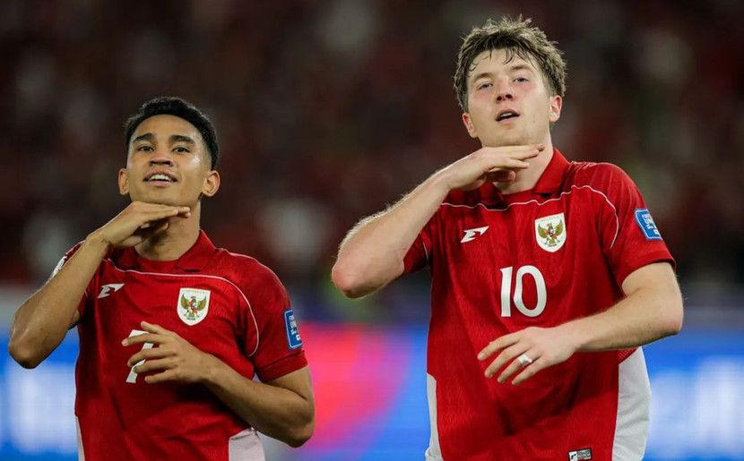 Ole Romeny (phải) ghi bàn quan trọng cho Indonesia