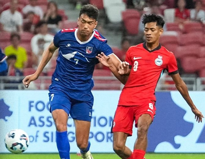 Nepal (trái) bất ngờ đánh bại Singapore