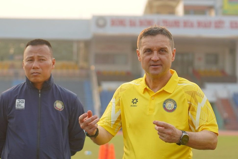 HLV Tomislav Steinbruckner (áo vàng) HLV Tomislav Steinbruckner (áo vàng)