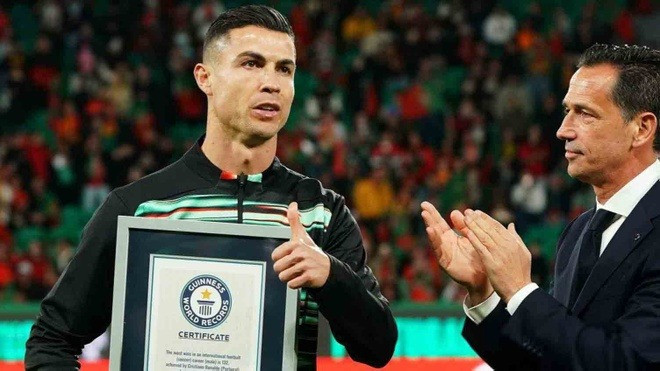 Ronaldo nhận kỷ lục Guinness trước trận Bồ Đào Nha - Đan Mạch Ronaldo nhận kỷ lục Guinness trước trận Bồ Đào Nha - Đan Mạch