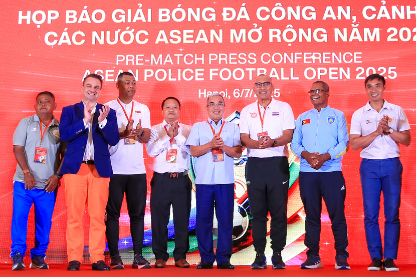 Thiếu tướng Lê Vân - Phó Chủ tịch Hiệp hội thể thao CAND (thứ tư từ phải qua) chụp lưu niệm cùng đại diện các đội bóng tham dự giải