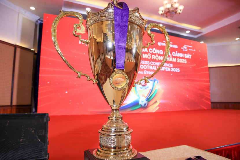 Chiếc cúp vô địch giải