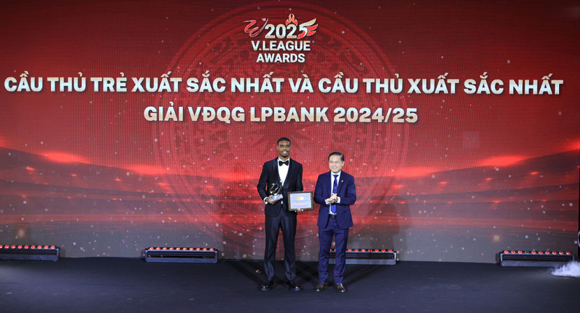 Alan Grafite (trái) nhận giải Cầu thủ xuất sắc nhất V-League 2024/25