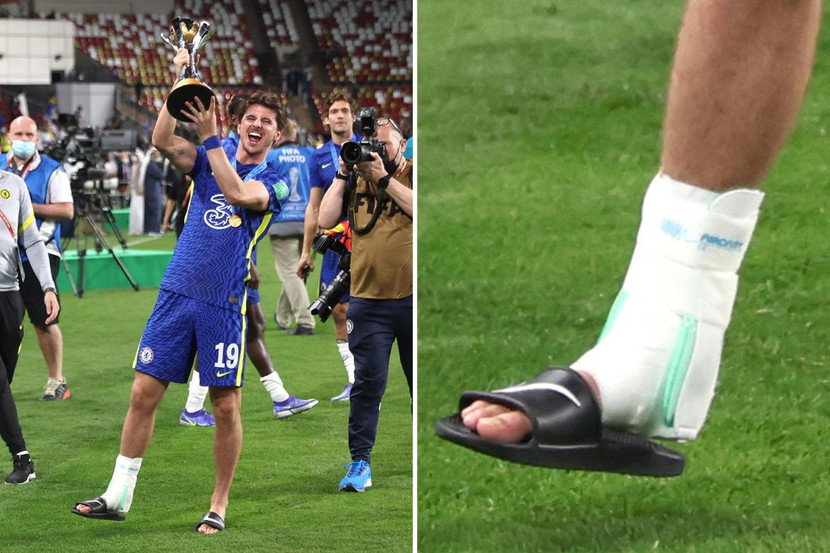 Mount tập tễnh nâng cúp cùng đồng đội với mắt cá chân phải băng trắng Mount tập tễnh nâng cúp cùng đồng đội với mắt cá chân phải băng trắng