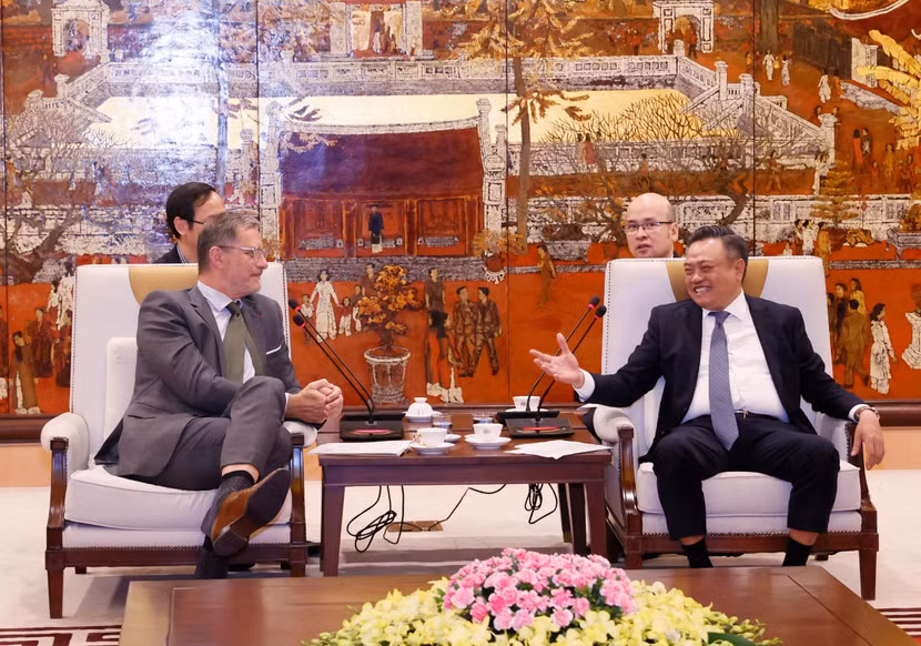 Chủ tịch UBND TP Hà Nội Trần Sỹ Thanh trao đổi với Đại sứ Pháp tại Việt Nam Olivier Brochet