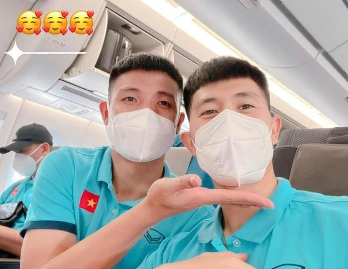 Đình Trọng và Tiến Dũng trên máy bay sang Singapore