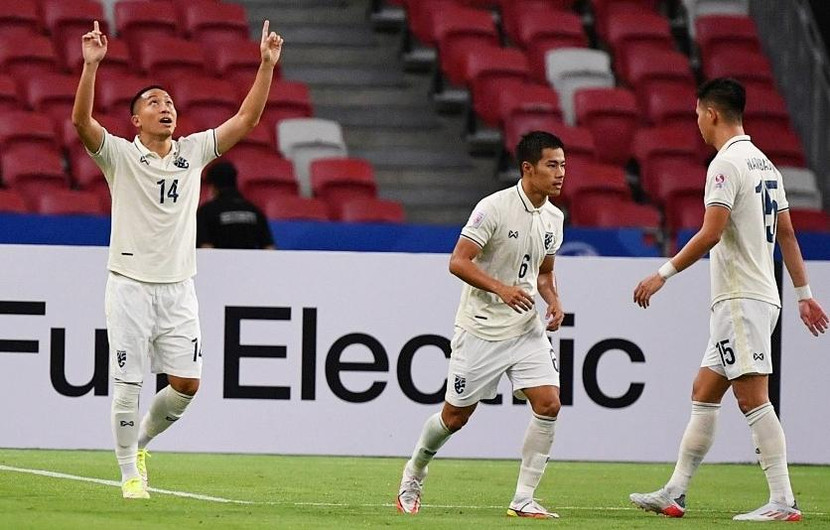 Pathomphol (trái) mở tỉ số cho Thái Lan Pathomphol (trái) mở tỉ số cho Thái Lan