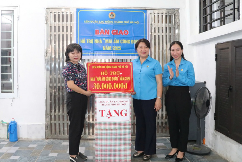 Phó Chủ tịch LĐLĐ thành phố Hà Nội Nguyễn Thị Thu Thủy trao hỗ trợ kinh phí sửa chữa "Mái ấm Công đoàn" cho gia đình chị Nguyễn Thị Bình Phó Chủ tịch LĐLĐ thành phố Hà Nội Nguyễn Thị Thu Thủy trao hỗ trợ kinh phí sửa chữa "Mái ấm Công đoàn" cho gia đình chị Nguyễn Thị Bình