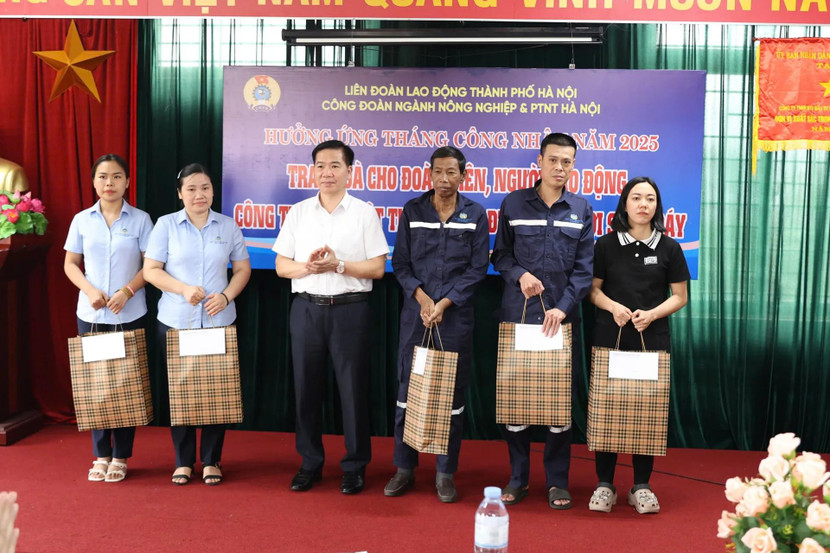 Phó Chủ tịch LĐLĐ TP Nguyễn Huy Khánh Trao quà cho công nhân khó khăn, công nhân bị tai nạn lao động thuộc Công ty TNHH Một thành viên Đầu tư phát triển Thủy lợi sông Đáy