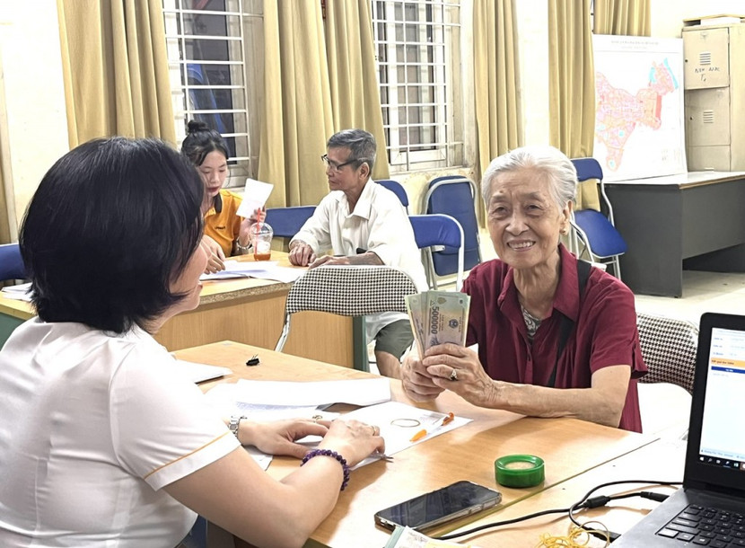 Nhận lương hưu bằng tiền mặt chậm hơn nhận qua tài khoản Nhận lương hưu bằng tiền mặt chậm hơn nhận qua tài khoản