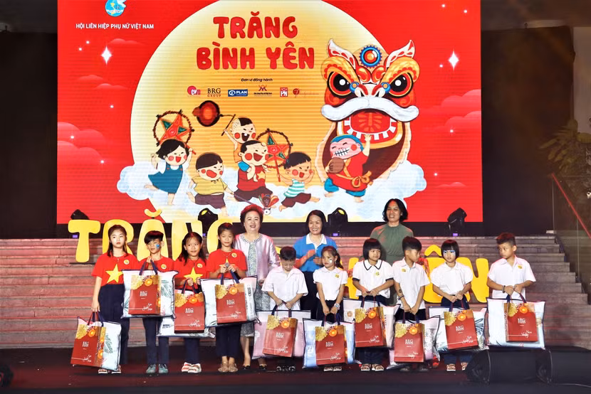 Madame Nguyễn Thị Nga gửi tặng những món quà khích lệ động viên để các cháu vượt qua khó khăn, tiếp tục học hành thật tốt và trở thành người có ích cho xã hội