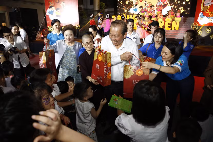Phó Thủ tướng Thường trực Trương Hòa Bình cùng Madame Nguyễn Thị Nga, Chủ tịch Tập đoàn BRG tặng quà các cháu nhỏ nhân dịp Tết Trung thu.