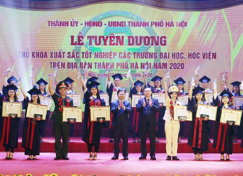 Bí thư Thành ủy Hà Nội Vương Đình Huệ trao bằng khen cho các thủ khoa xuất sắc tốt nghiệp các trường đại học trên địa bàn