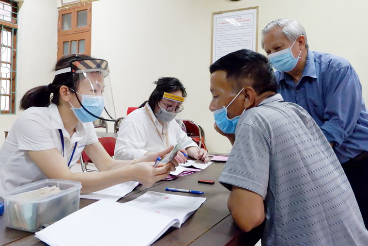 Người dân khó khăn do Covid-19 được nhận tiền hỗ trợ từ gói cứu trợ 62.000 tỷ đồng