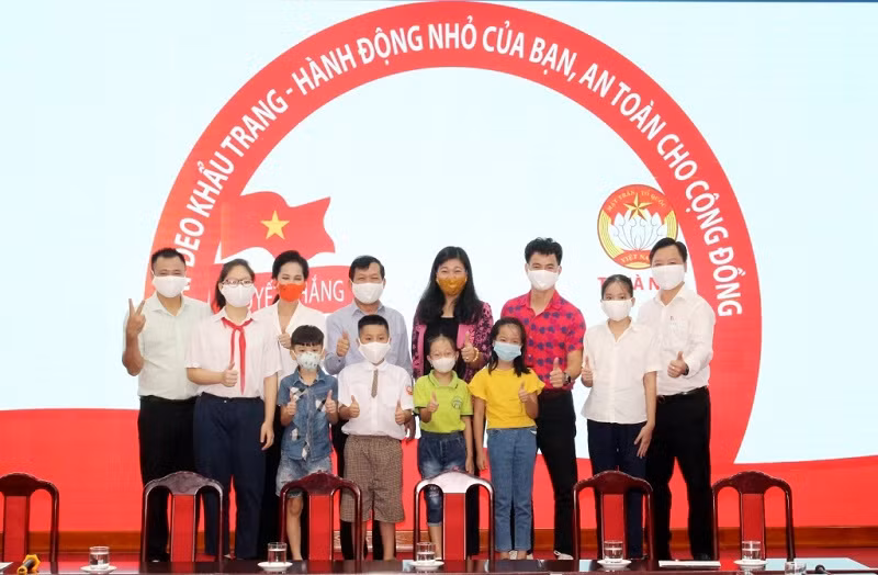 Chủ tịch Ủy ban Mặt trận Tổ quốc Việt Nam thành phố Nguyễn Lan Hương cùng các văn, nghệ sĩ Thủ đô hưởng ứng đeo khẩu trang phòng, chống dịch Covid-19 Chủ tịch Ủy ban Mặt trận Tổ quốc Việt Nam thành phố Nguyễn Lan Hương cùng các văn, nghệ sĩ Thủ đô hưởng ứng đeo khẩu trang phòng, chống dịch Covid-19