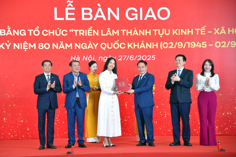 Các đồng chí lãnh đạo chứng kiến Công ty Cổ phần Trung tâm Hội chợ Triển lãm Việt Nam – thành viên Tập đoàn Vingroup bàn giao mặt bằng Trung tâm Triển lãm Việt Nam với Bộ Văn hóa, Thể thao và Du lịch. Các đồng chí lãnh đạo chứng kiến Công ty Cổ phần Trung tâm Hội chợ Triển lãm Việt Nam – thành viên Tập đoàn Vingroup bàn giao mặt bằng Trung tâm Triển lãm Việt Nam với Bộ Văn hóa, Thể thao và Du lịch.