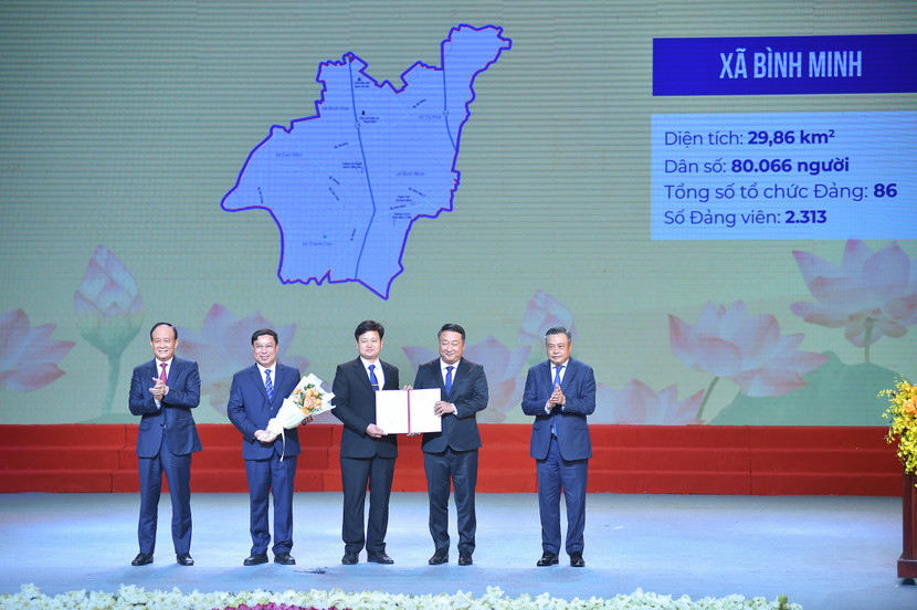 Đồng chí Trần Sỹ Thanh, Ủy viên Trung ương Đảng, Phó Bí thư Thành ủy, Chủ tịch UBND TP và đồng chí Nguyễn Ngọc Tuấn, Phó Bí thư Thành ủy, Chủ tịch HĐND TP trao quyết định cho các xã phường mới Đồng chí Trần Sỹ Thanh, Ủy viên Trung ương Đảng, Phó Bí thư Thành ủy, Chủ tịch UBND TP và đồng chí Nguyễn Ngọc Tuấn, Phó Bí thư Thành ủy, Chủ tịch HĐND TP trao quyết định cho các xã phường mới