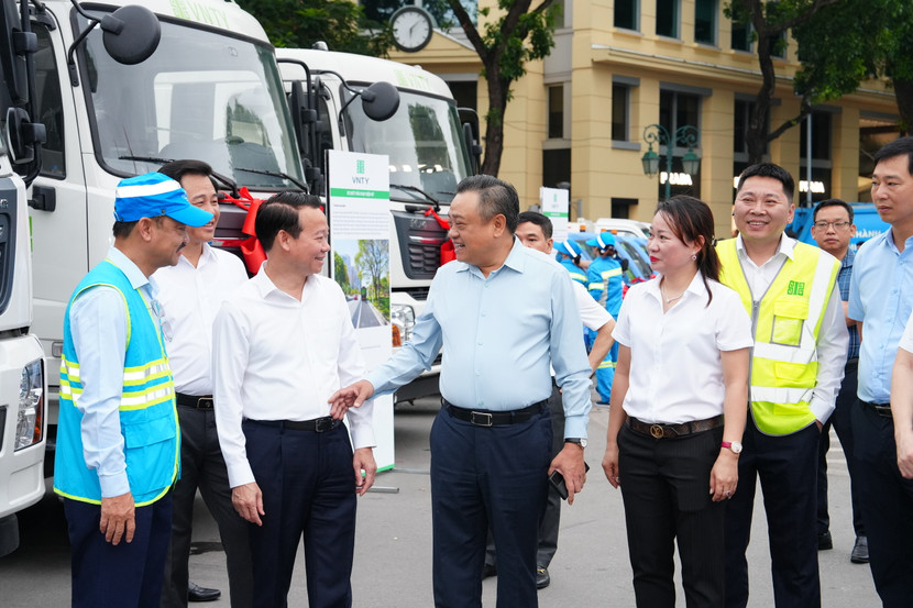 Chủ tịch UBND TP Hà Nội Trần Sỹ Thanh cam kết đồng hành, hỗ trợ, đầu tư và tạo điều kiện tốt nhất để công tác vệ sinh môi trường ngày càng hiệu quả Chủ tịch UBND TP Hà Nội Trần Sỹ Thanh cam kết đồng hành, hỗ trợ, đầu tư và tạo điều kiện tốt nhất để công tác vệ sinh môi trường ngày càng hiệu quả