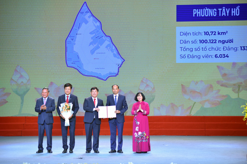 Đồng chí Bùi Thị Minh Hoài, Ủy viên Bộ Chính trị, Bí thư Thành ủy Hà Nội và đồng chí Nguyễn Văn Phong, Phó Bí thư Thường trực Thành ủy Hà Nội trao Quyết định cho các xã, phường Đồng chí Bùi Thị Minh Hoài, Ủy viên Bộ Chính trị, Bí thư Thành ủy Hà Nội và đồng chí Nguyễn Văn Phong, Phó Bí thư Thường trực Thành ủy Hà Nội trao Quyết định cho các xã, phường