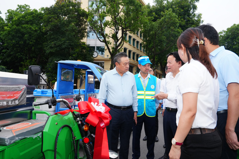 Chủ tịch UBND TP Hà Nội Trần Sỹ Thanh nghe giới thiệu về phương tiện thu gom rác 3 bánh, chạy bằng điện bắt đầu được vận hành ở Hà Nội Chủ tịch UBND TP Hà Nội Trần Sỹ Thanh nghe giới thiệu về phương tiện thu gom rác 3 bánh, chạy bằng điện bắt đầu được vận hành ở Hà Nội