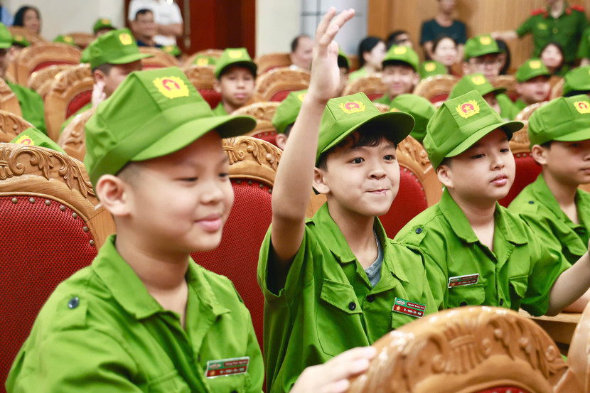Các em nhỏ hào hứng tham gia Trại hè “Học làm chiến sĩ Công an” khóa 1