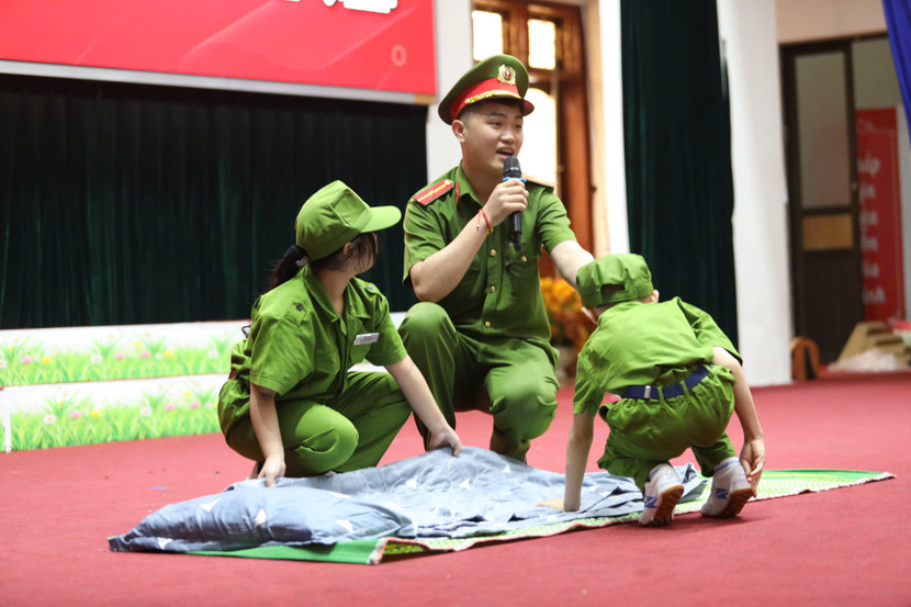 Ngay buổi khai mạc các em nhỏ đã được học cách gấp chăn màn đúng điều lệnh CAND