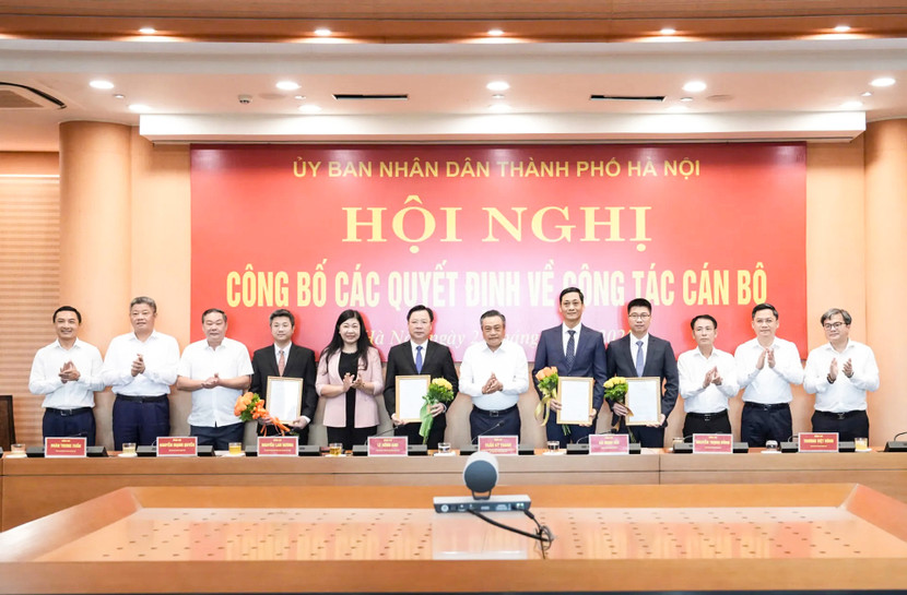 Chủ tịch UBND TP Hà Nội Trần Sỹ Thanh tặng hoa và trao Quyết định cho các đồng chí vừa được tiếp nhận, điều động, bổ nhiệm