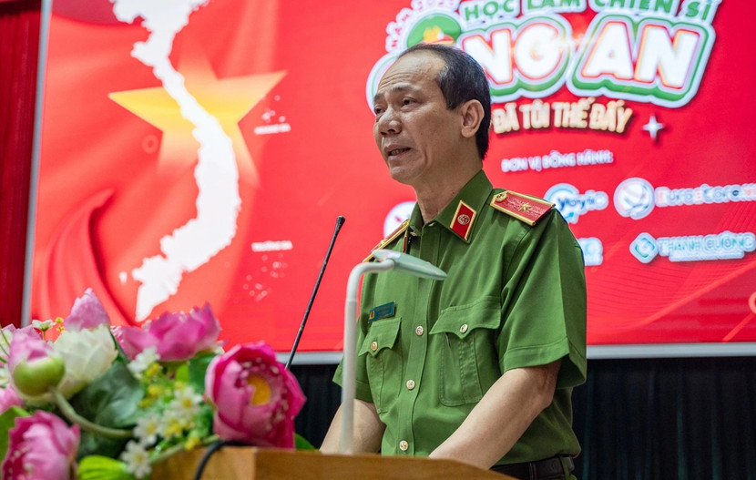 Thiếu tướng, PGS.TS Trần Quang Huyên - Phó Giám đốc Học viện Cảnh sát Nhân dân phát biểu khai mạc trại hè “Học làm chiến sĩ Công an” khóa 1