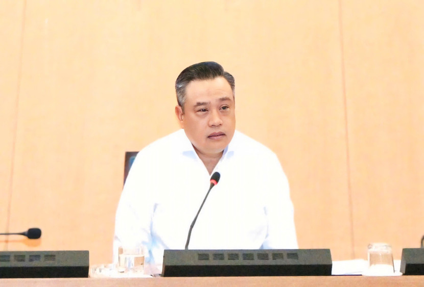 Chủ tịch UBND TP Hà Nội Trần Sỹ Thanh cho biết, thành phố sẽ giữ nguyên lộ trình hạn chế xe máy tại các quận nội thành vào năm 2030, đồng thời từng bước chuyển đổi từ xe máy xăng sang xe máy điện.