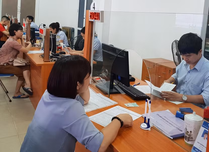 Lao động làm thủ tục hưởng trợ cấp thất nghiệp tại Trung tâm dịch vụ việc làm Hà Nội