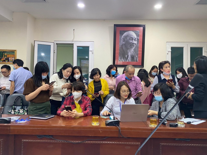 Cán bộ BHXH TP Hà Nội hỗ trợ công chức, người lao động cài đặt tài khoản VssID