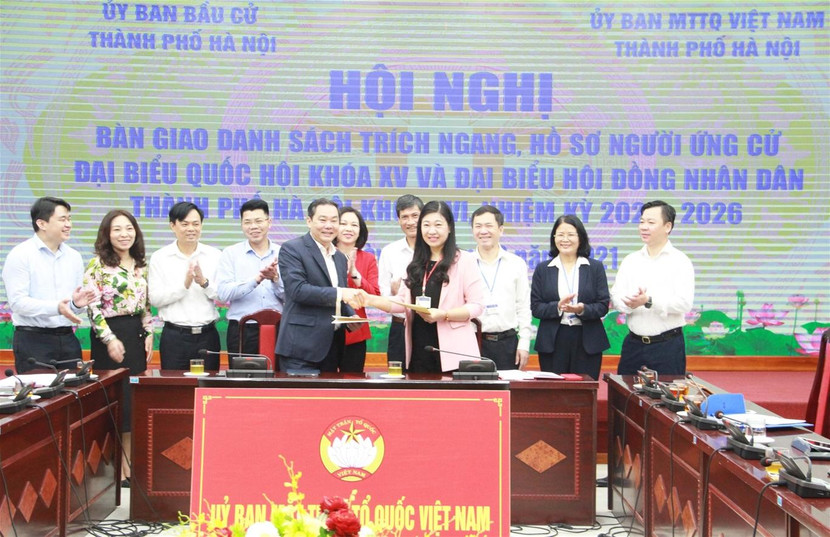 Lãnh đạo Ủy ban bầu cử thành phố Hà Nội ký bàn giao danh sách, hồ sơ người ứng cử đại biểu Quốc hội, đại biểu HĐND thành phố nhiệm kỳ 2021-2026 Lãnh đạo Ủy ban bầu cử thành phố Hà Nội ký bàn giao danh sách, hồ sơ người ứng cử đại biểu Quốc hội, đại biểu HĐND thành phố nhiệm kỳ 2021-2026