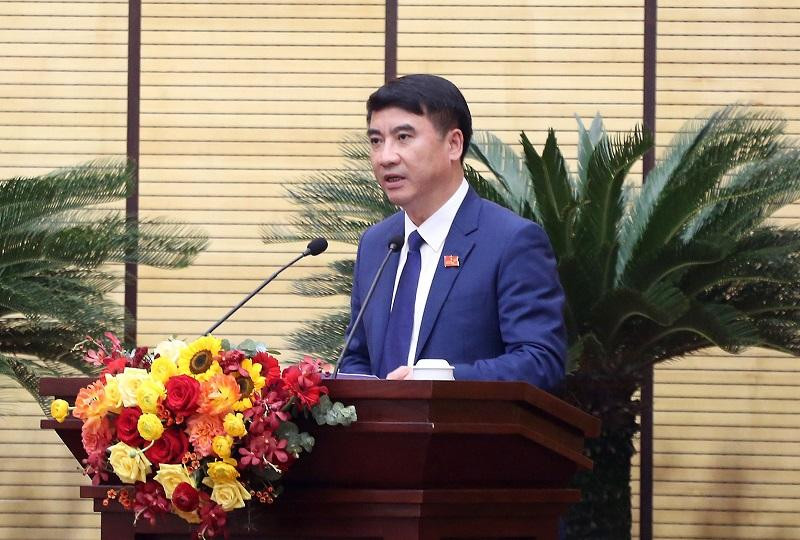 Giám đốc Sở Tài chính Hà Nội Nguyễn Xuân Lưu trình bày tờ trình tại kỳ họp HĐND TP Hà Nội