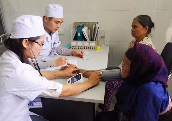 Cán bộ y tế khám chữa bệnh cho người dân tại tuyến cơ sở Cán bộ y tế khám chữa bệnh cho người dân tại tuyến cơ sở