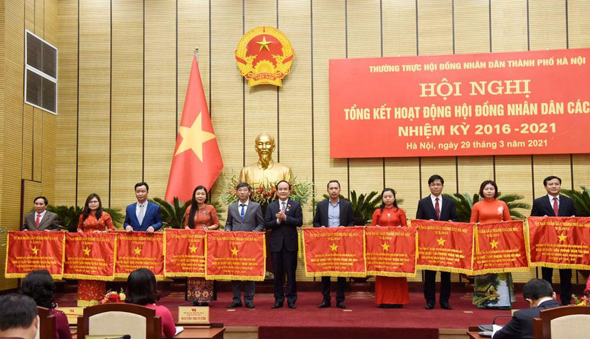 Chủ tịch HĐND thành phố Hà Nội Nguyễn Ngọc Tuấn trao Cờ thi đua của UBND thành phố Hà Nội cho các tập thể có thành tích xuất sắc