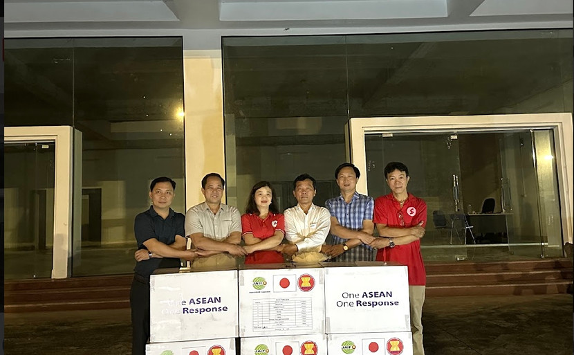 Hơn 40 tấn hàng được trao tặng cho tỉnh Lào Cai ngay trong đêm 14-9