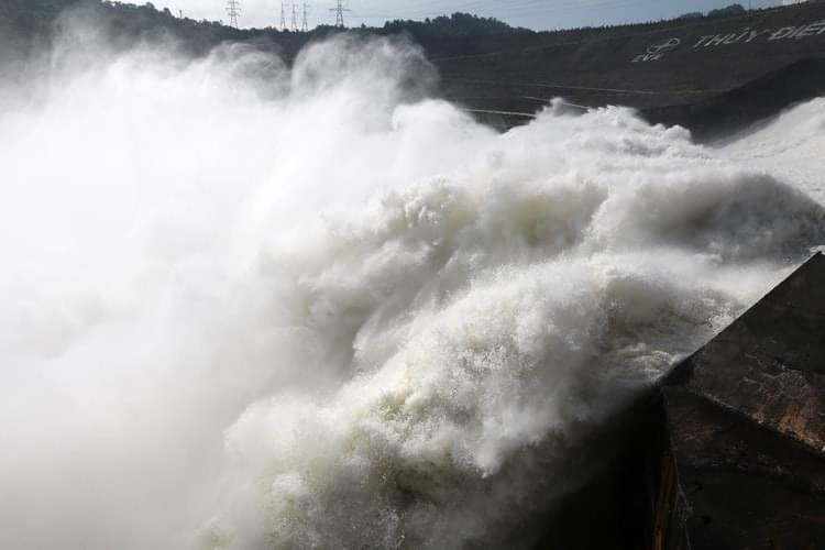 Hồ thuỷ điện Hoà Bình xả lũ