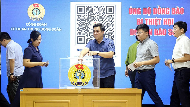 Cán bộ, công chức, viên chức, người lao động cơ quan Trung ương Đoàn quyên góp ủng hộ đồng bào chịu ảnh hưởng do cơn bão số 3 gây ra.