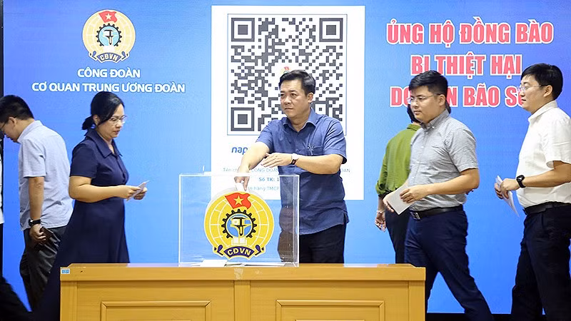 Cán bộ, công chức, viên chức, người lao động cơ quan Trung ương Đoàn quyên góp ủng hộ đồng bào chịu ảnh hưởng do cơn bão số 3 gây ra.