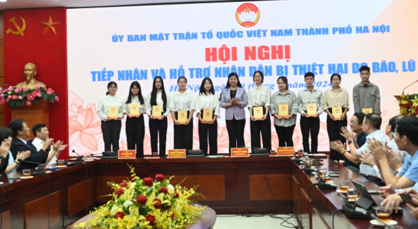 Mặt trận TP Hà Nội trao hỗ trợ cho các sinh viên có hoàn cảnh khó khăn tại hội nghị